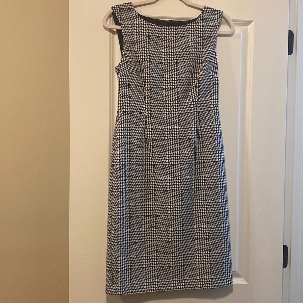 Ann Taylor Factory black and white sleeveless dress in size 0.